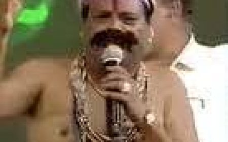 மதுரை அதிமுக மாநாட்டில் பாடிய பாடகர் மீது திமுக மகளிர் அணியினர் போலீசில் புகார்