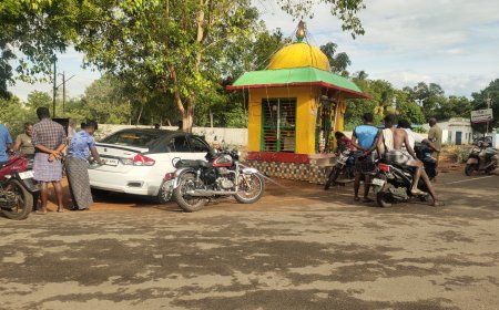 டிரைவர் கட்டுப்பாட்டை இழந்த கார் - கூட்டாம்புளி பிள்ளையார் கோவில் மீது மோதி விபத்து