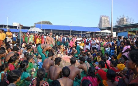 தைப்பூசத் திருவிழாவை முன்னிட்டு திருச்செந்தூரில் இன்று ஆயிரக்கணக்கான பக்தர்கள் குவிந்தனர்