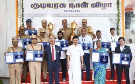 ஸ்ரீவைகுண்டம் வட்டாட்சியர் சிவக்குமாருக்கு அண்ணா விருது - தமிழ்நாடு முதலமைச்சர் மு.க.ஸ்டாலின் வழங்கினார்