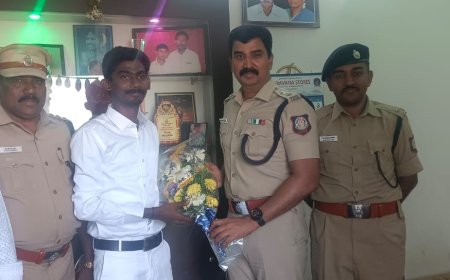 கொலையான முறப்பநாடு வி.ஏ.ஒ மகன் நீதிபதியாக தேர்வு - நேரில் சென்று வாழ்த்திய மாவட்ட எஸ்.பி