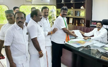 தூத்துக்குடி பாஜக கூட்டணி வேட்பாளர் எஸ்.டி.ஆர்.விஜயசீலன் உற்சாகத்தோடு வேட்பு மனு தாக்கல் செய்தார்