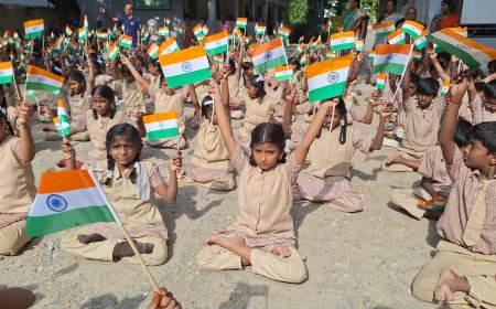 தூத்துக்குடியில் மாநகராட்சி பள்ளி மாணவ, மாணவியர் தேசியக்கொடி ஏந்தி  யோகாசனம்