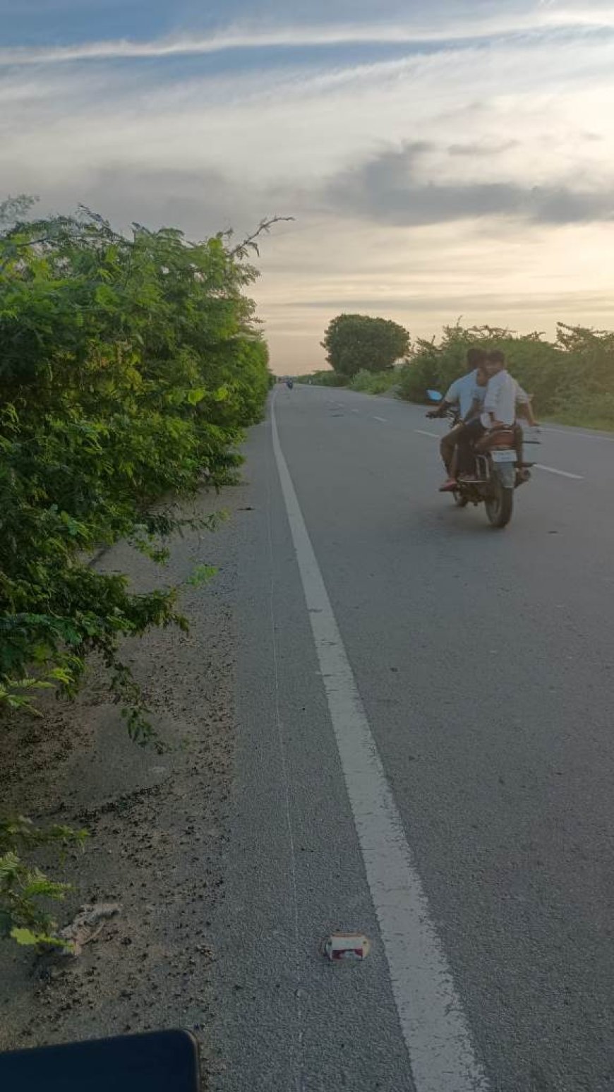 ''ஓரமா போகாதே உடை முள் குத்தும்'' - தூத்துக்குடி - திருச்செந்தூர் சாலையில் அவசியமாக உள்ள எச்சரிக்கை