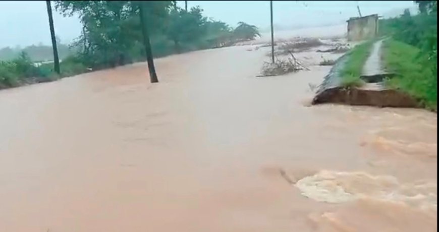 புதுக்கோட்டை - கூட்டாம்புளி இடையே பெரியபிராட்டி குளக்கரையில் உடைப்பு - போக்குவரத்து முடக்கம்