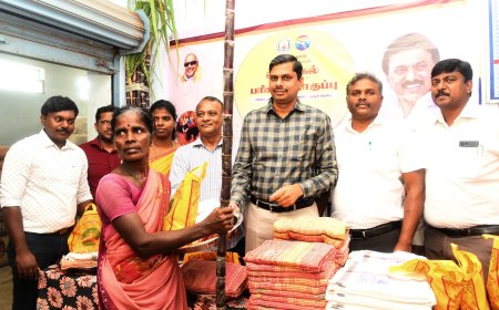 கூட்டாம்புளியில் பொங்கல் பரிசுத் தொகுப்பை கலெக்டர் இளம்பகவத் வழங்கினார்