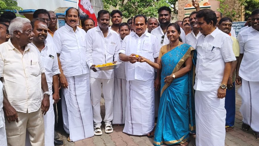 தூத்துக்குடியில் எம்ஜிஆர் சிலைக்கு முன்னாள் அமைச்சர் எஸ்.பி.சண்முகநாதன் மாலை அணிவித்து மரியாதை.!