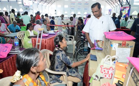 நாலுமாவடி தேவனுடைய வீட்டில் ஏழைகளுக்கு கிறிஸ்துமஸ் புத்தாடை ! - மோகன் சி.லாசரஸ் வழங்கினார்