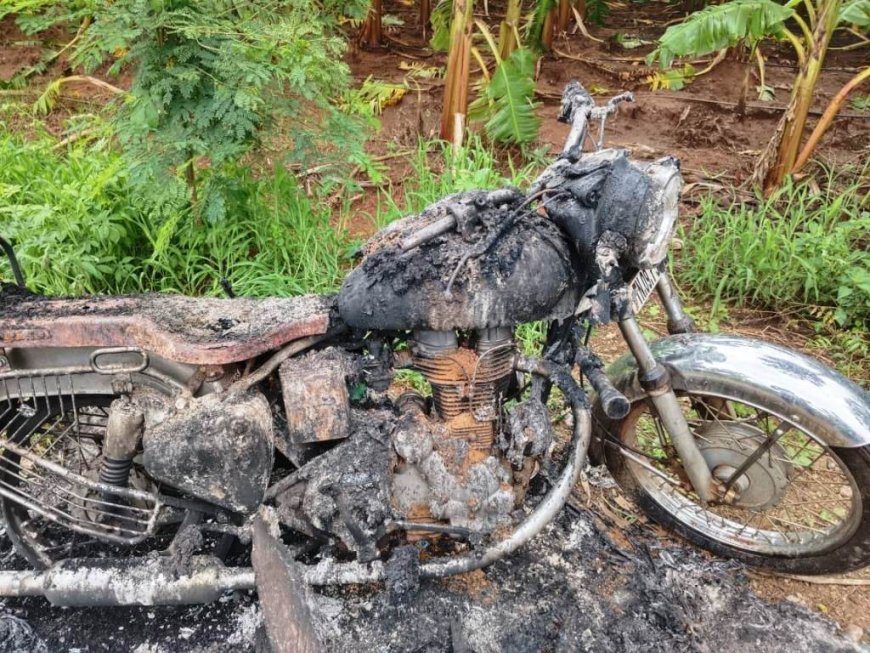 புதுக்கோட்டை அருகே மர்மநபர்கள் அட்டகாசம் - பைக், விவசாய பொருட்களுக்கு தீ வைப்பு