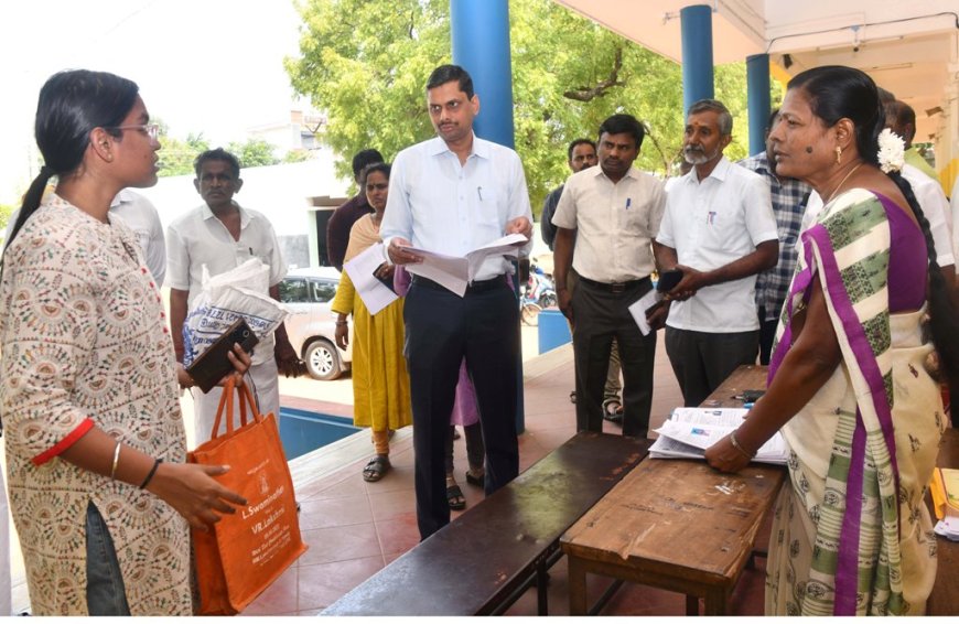 தூத்துக்குடி மாவட்ட வாக்காளர் சிறப்பு முகாம்களில் 23,256 படிவங்கள் பெறப்பட்டது - மாவட்ட ஆட்சியர் இளம்பகவத் தகவல்