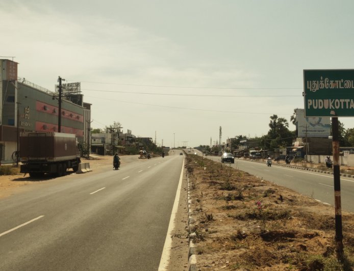 புதுக்கோட்டையில் தவறான வழிகாட்டியால் தடுமாறும் வாகன ஓட்டிகள்.!