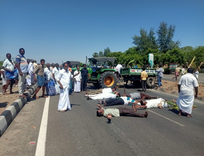 ஸ்ரீவை வடகால் கடை மடை வரை தண்ணீர் திறந்துவிட கோரிக்கை - தேசிய நெடுஞ்சாலையில் விவசாயிகள் மறியல்