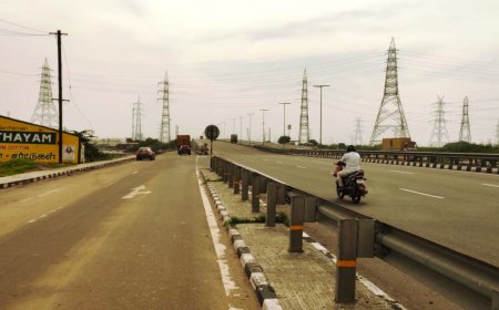 தேசிய நெடுஞ்சாலையில் தவறான வழிகாட்டிப் பலகைகள்! திருச்செந்தூர், குலசை செல்லும் பக்தர்கள் அலைச்சல் – அதிகாரிகள் கவனிப்பார்களா?
